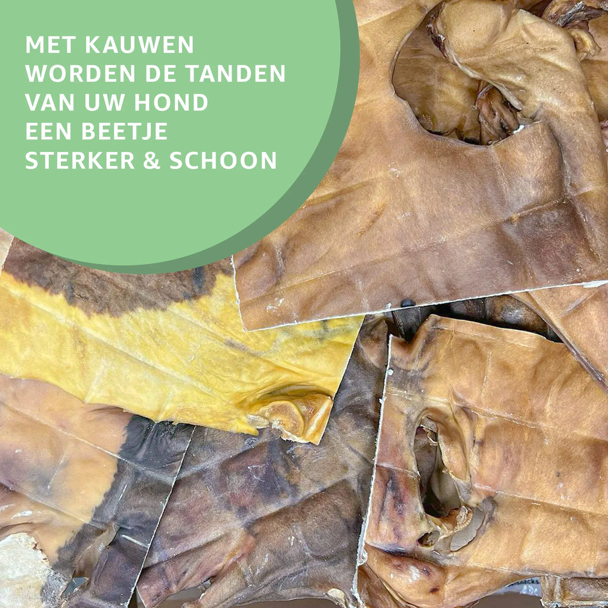 Close-up van natuurlijk gedroogde Runderkophuid Platen – hondensnack zonder toevoegingen